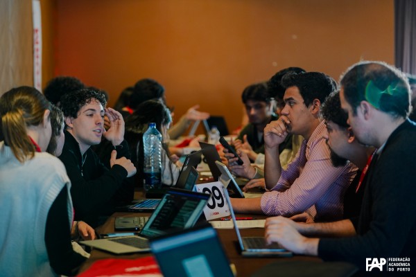 FAP não se opõe ao descongelamento das propinas de licenciatura à taxa de inflação, mas alerta para o risco de aumento desproporcional das propinas de mestrados proposto no Orçamento de Estado para 2027 